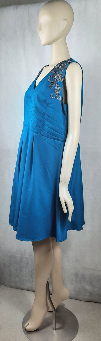 Kleider: LITTLE MISTRESS Plus Size Blaugrün Crossover Kleid Gr48 – Gebraucht aus Seuzach von VT-Collections2 2