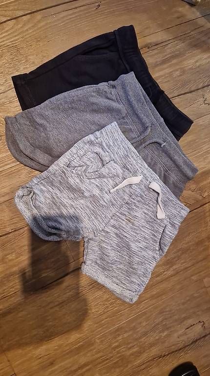 Pantaloni: Shorts – Usato da Weinfelden venduto da and_5rxf