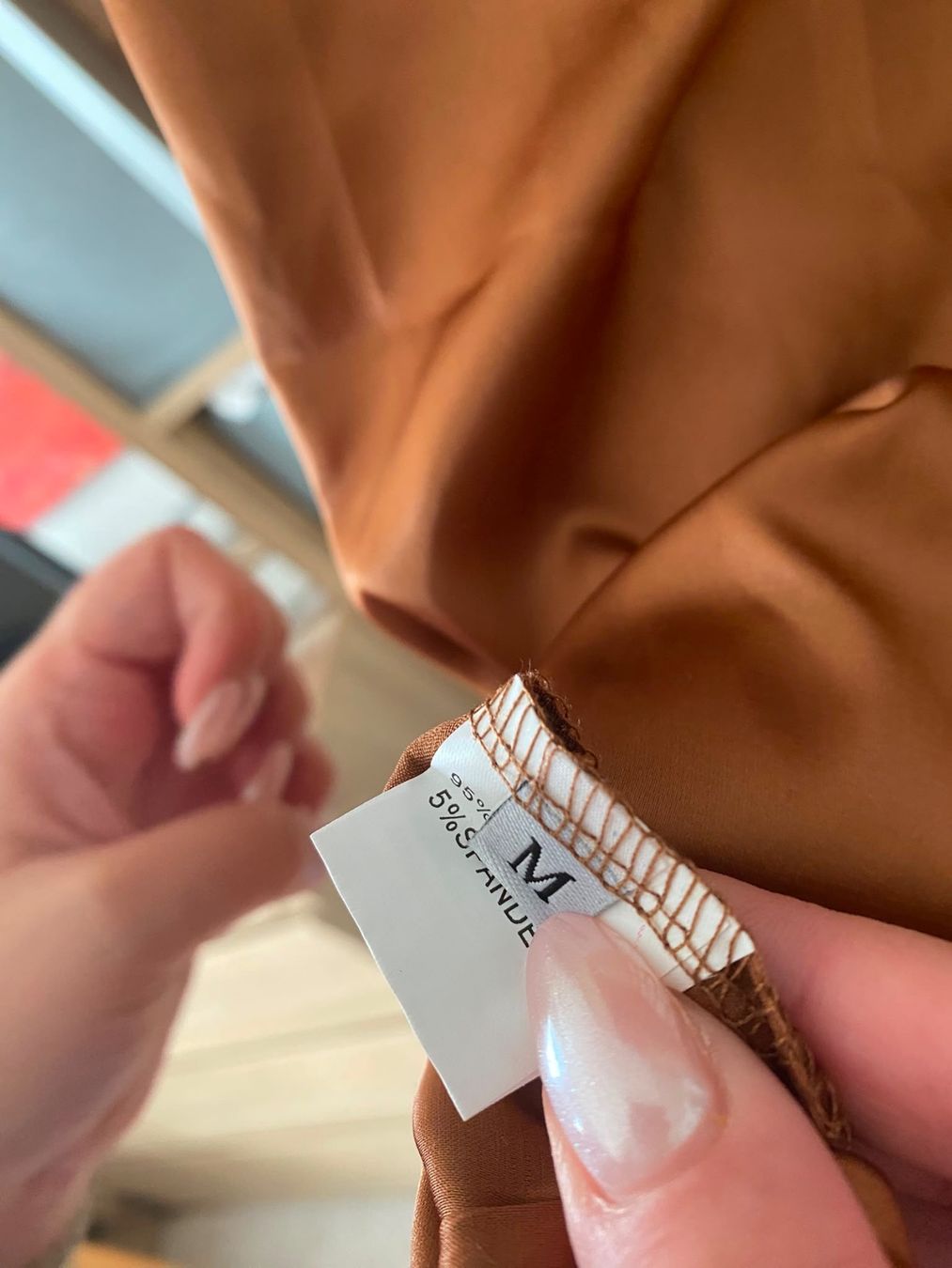 Robes: Robe midi en satin marron – Neuf (Voir description) à Montreux par Izapechee 3