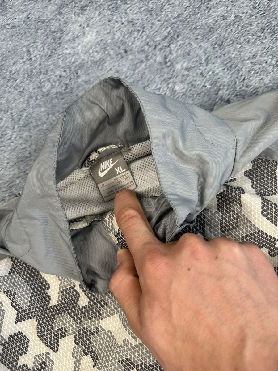 Nike Vestes: Nike Jacke Grau/Weiss Muster. – D'occasion à Luzern par 041Vintage 3