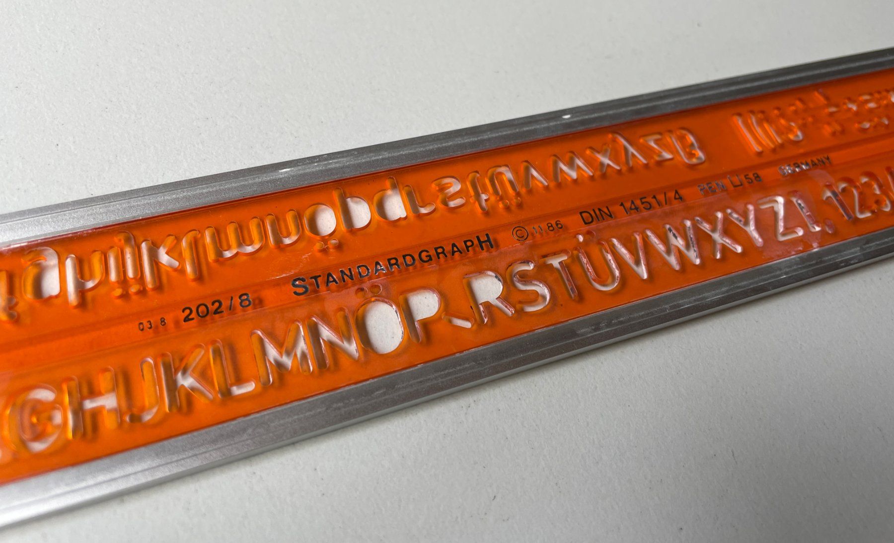 Sciablone: Schriftschablone Standardgraph 202/8 DIN 1451/4 – Usato da Urtenen-Schönbühl venduto da winterkalt 1