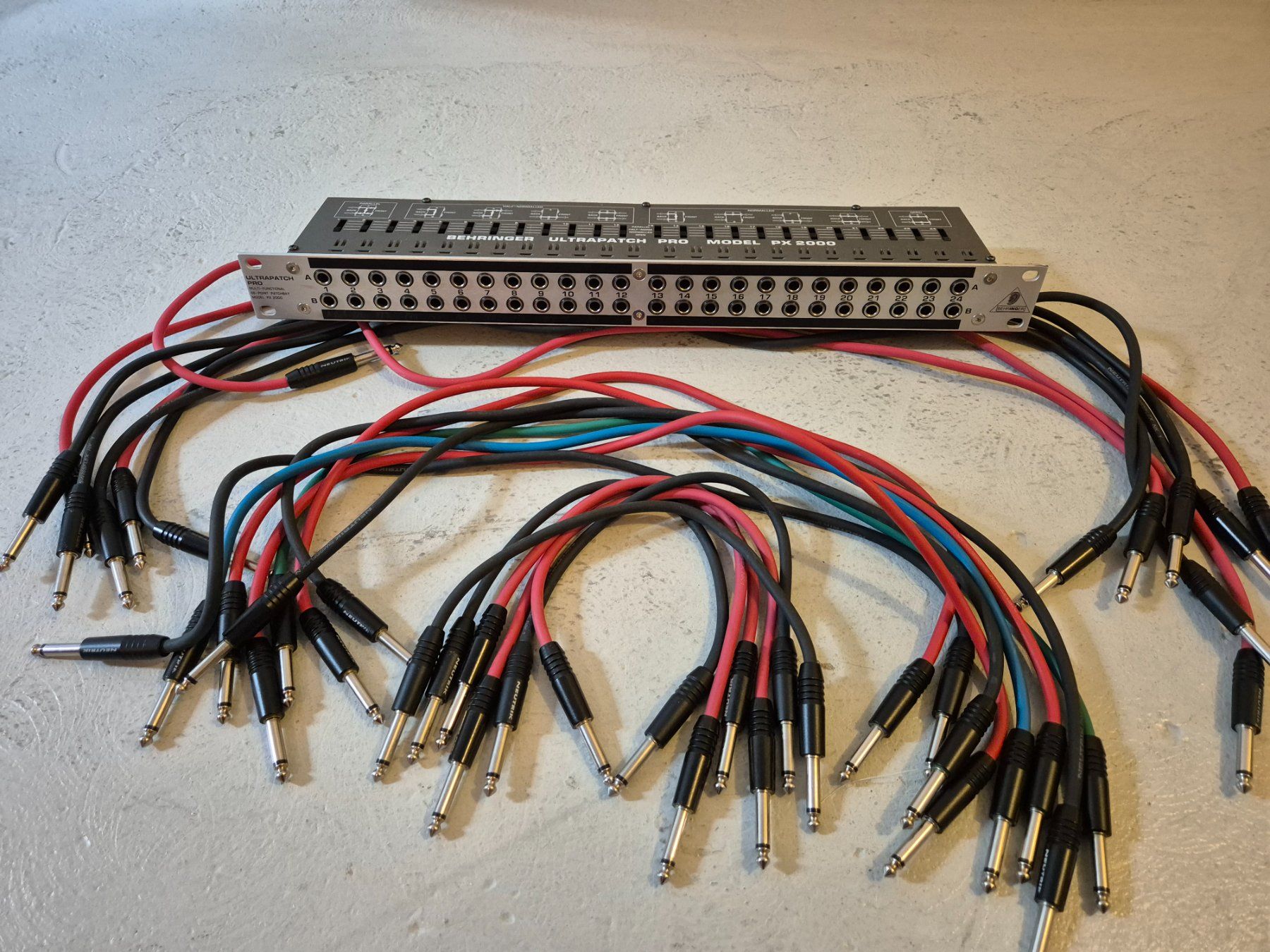 Behringer Platines de mixage: Behringer Ultrapatch Pro PX2000 Patchbay Set inkl. 21 Kabel – D'occasion à Zuerich par Thrah