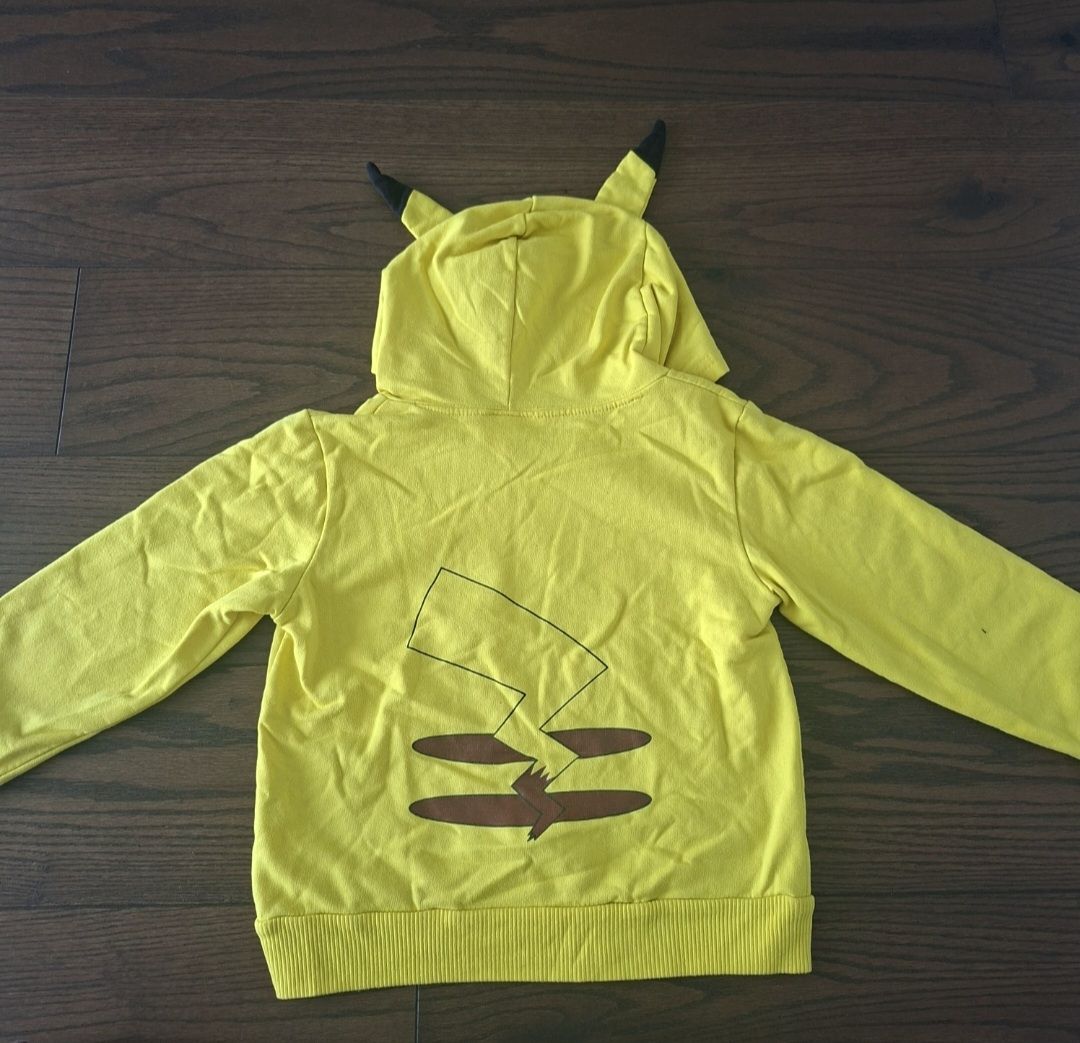 Maglioni & Felpe: Pokemon Kapuzenpullover Pikachu gelb Grösse 8  – Usato da Wünnewil venduto da Schatz81 1
