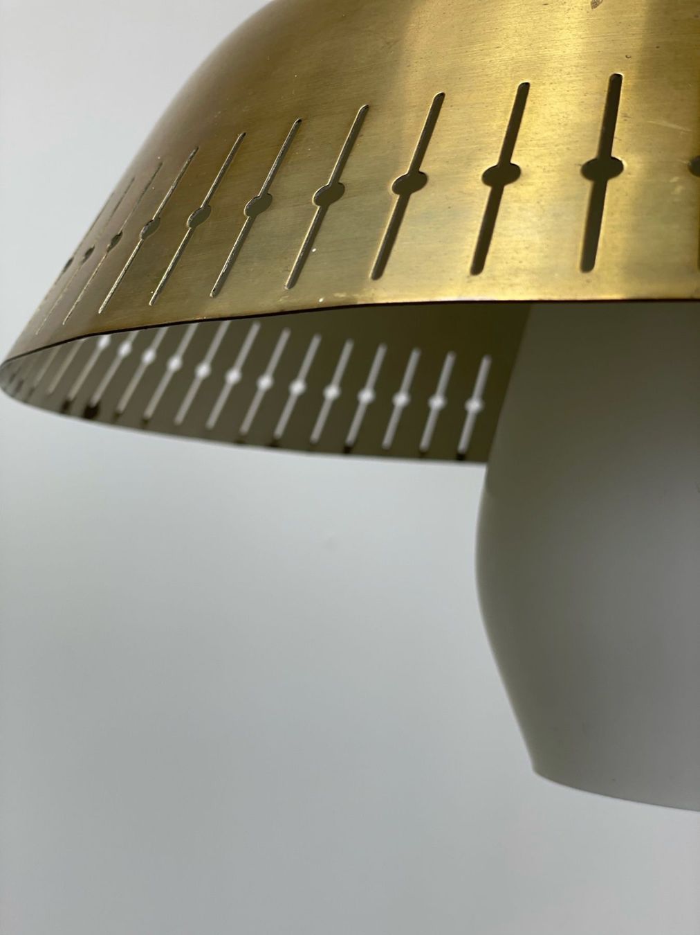 Lampade: Dänische MCM Lampe Bent Karlby Messing & Opal – Usato da Basel venduto da MidMod20C 4