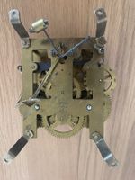 Altes mechanisches Uhrwerk, reparaturbedürftig, defekt