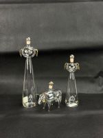 Drei Glasflaschen mit Tiermotiv