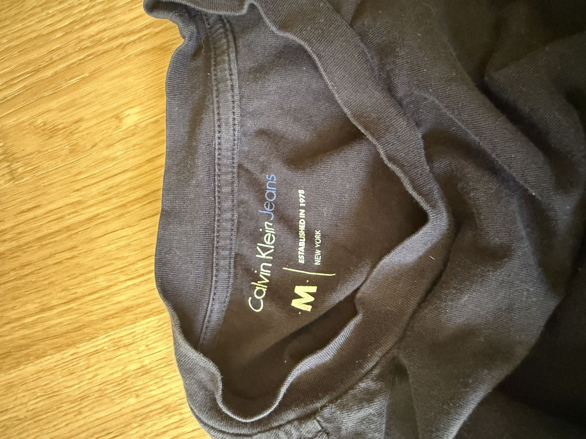 Calvin Klein T-shirts: Calvin Klein Tshirt – D'occasion à Brunnen par pel_vk7g 2