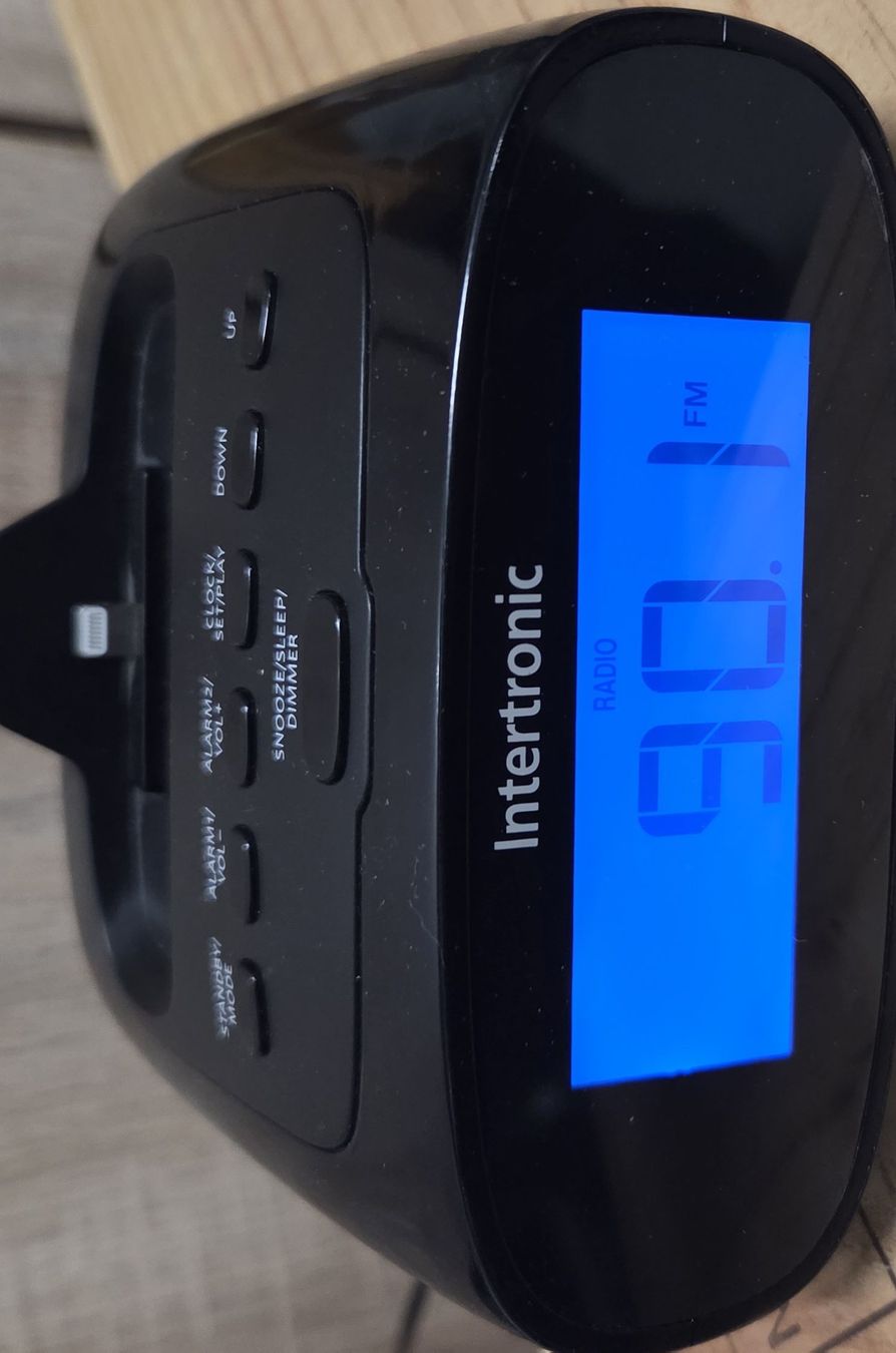 Radios: Intertronic Radiowecker mit IPhone Dock – Gebraucht aus Glattpark(Opfikon) von mammut66