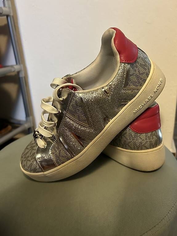 Chaussures filles: Baskets MK t. 35 – D'occasion à Curtilles par cat_vs66 1