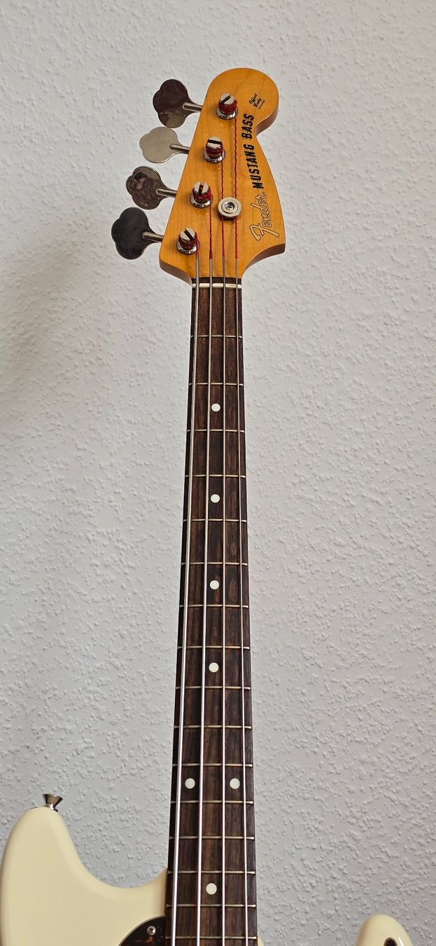 Fender Musikinstrumente: Fender Mustang Bass MIJ 1998 – Gebraucht aus Meilen von Roobiedoobie 2