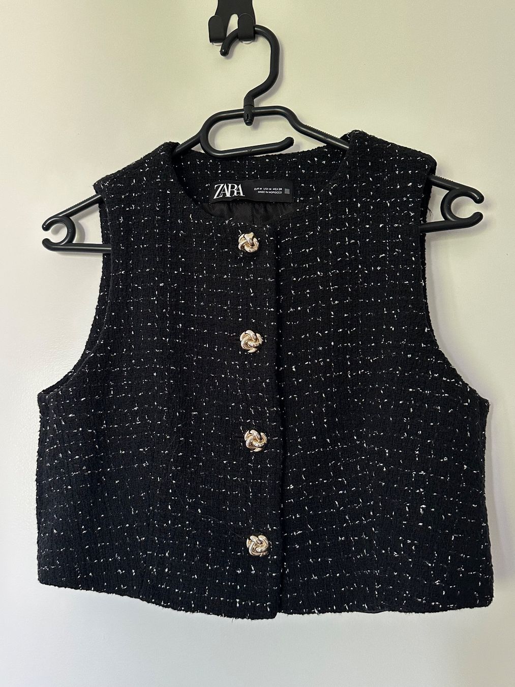 Tops: Zara Top schwarz mit goldigen Knöpfen – Gebraucht aus Zürich von ong8