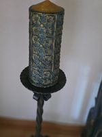 massiver gusseisen kerzenständer mit kerze