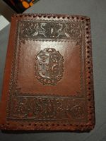 Carnet en cuir motif blason état acceptable