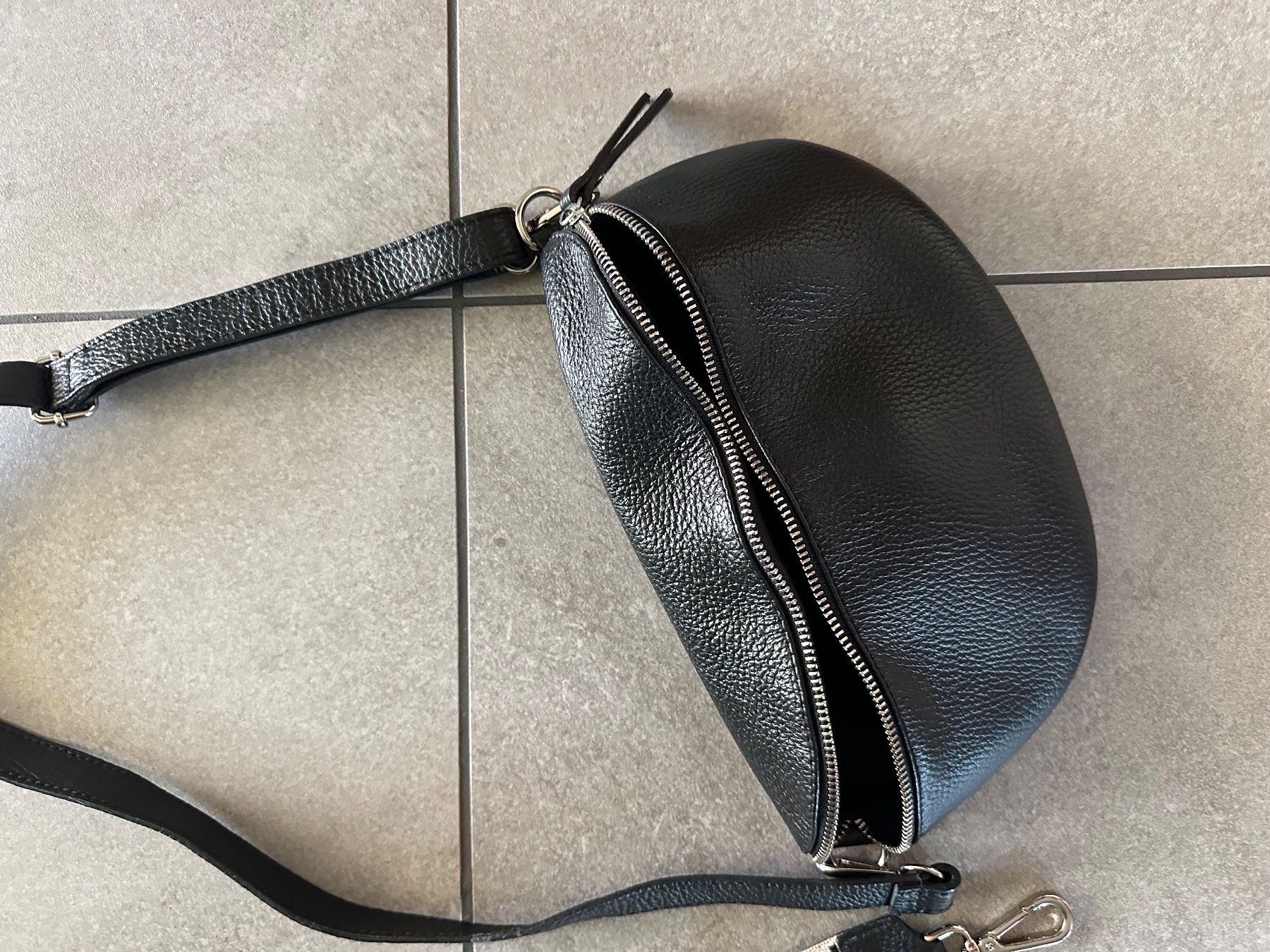 Borse da donna: Leder Umhänge/-Bauchtäschli schwarz mit 2 Bändel – Usato da Pfäffikon ZH venduto da RIGI70 1