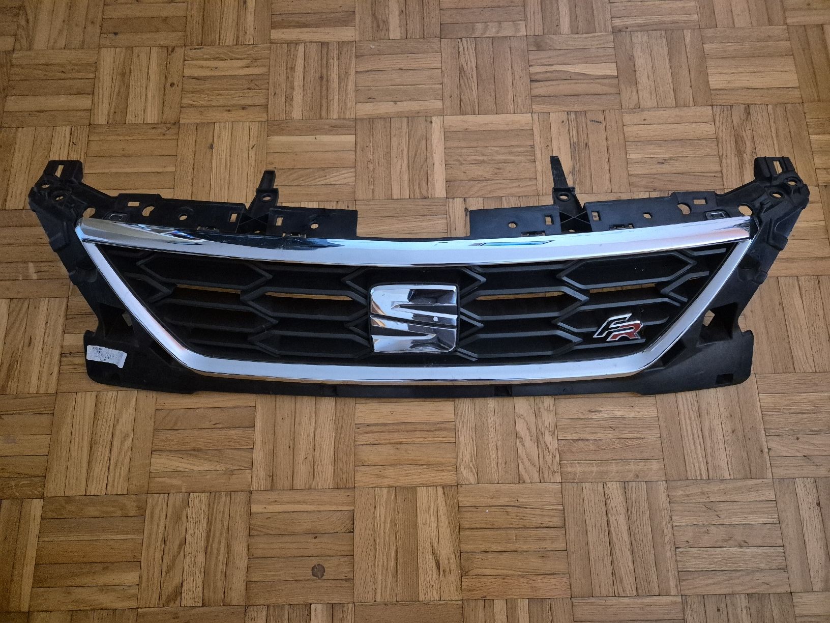 Seat Tutti pezzi di ricambio auto: SEAT LEON MK3 5F CALANDRE ORIGINE – Usato da Etoy venduto da MaGiCz