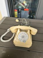 Analoges Telefon mit Wählscheibe beige/gelb