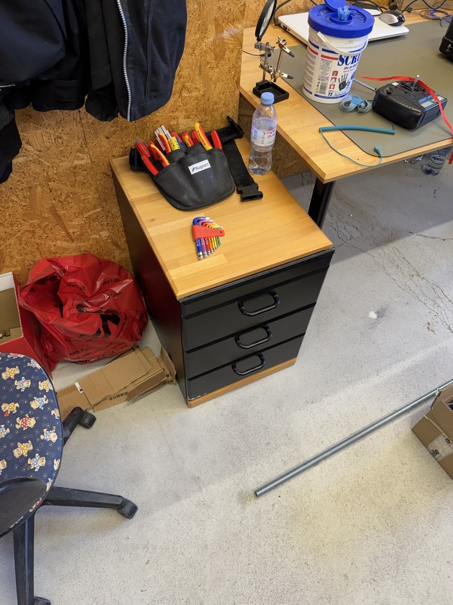 Bureaux: Arbeitstisch mit Korpus – D'occasion à Siebnen par DarkLuke 1