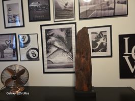 Dekoration Holz auf Sockel mit PM Design Emblem
