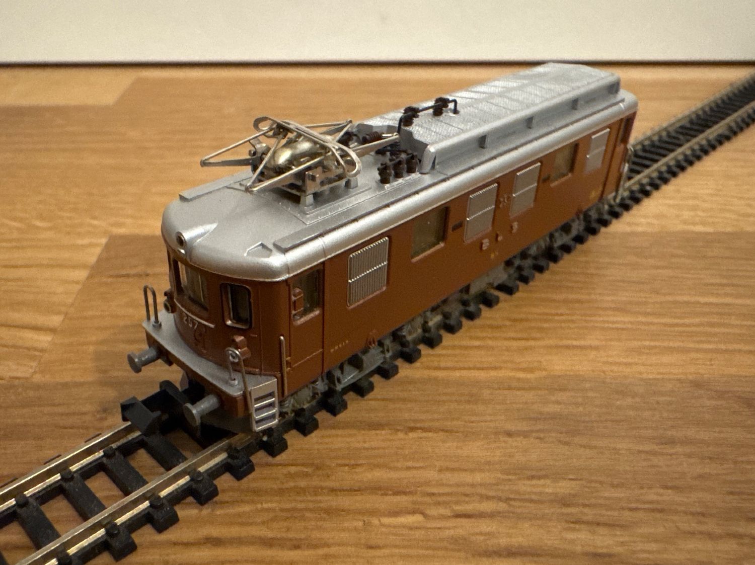 Hobbytrain Modellini di ferrovie: Hobbytrain 11441 BLS 257 Ae 4/4 – Nuovo (secondo la descrizione) da Schlierbach venduto da Look8 2