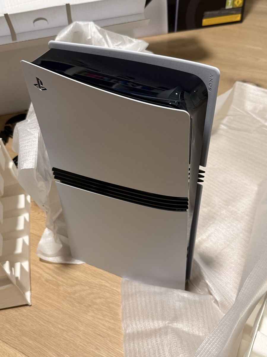 Sony Console: PS5 Pro 2TB, neu mit Garantie + Headset – Nuovo (secondo la descrizione) da Eschenbach SG venduto da Don-Javier 1