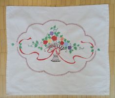 Altes Zier-Deckchen Baumwolle/Leinen bestickt 44x52cm