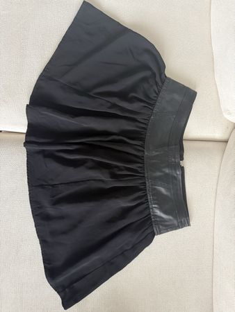 Kurzer Rock schwarz mit Lederoptik Bund guter Zustand