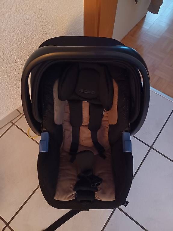 Seggiolini per auto: Babyschale Privia – Usato da Würenlingen venduto da Steeefeli