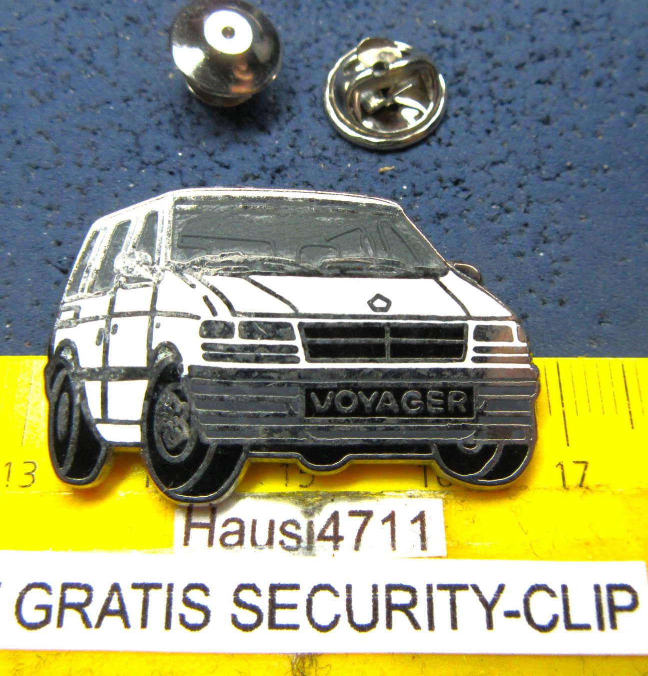 Chrysler Placchette & Badge: CHRYSLER VOJAGER VAN AUTO PIN ENAMEL – Usato da Ettingen venduto da Hausi4711
