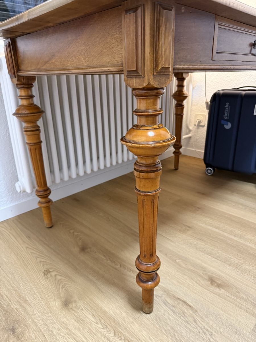 Scrivanie: Biedermeier Antiker Nussbaum Tisch, restauriert – Usato da Rorschach venduto da _G3n4L1n_ 2