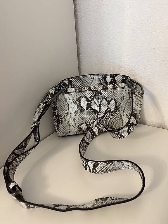 Taschen für Damen: Guess Tasche – Gebraucht aus Steckborn von chi_g9b5 1