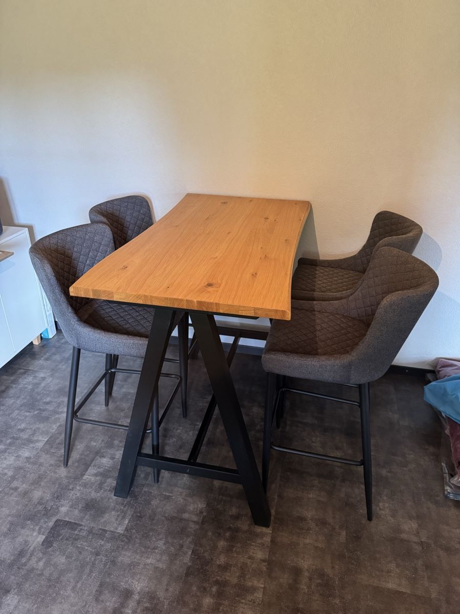 Tavoli: Bartisch mit 5 Barstühlen 71 x 128 cm in Eiche  – Usato da Thierachern venduto da jassi92