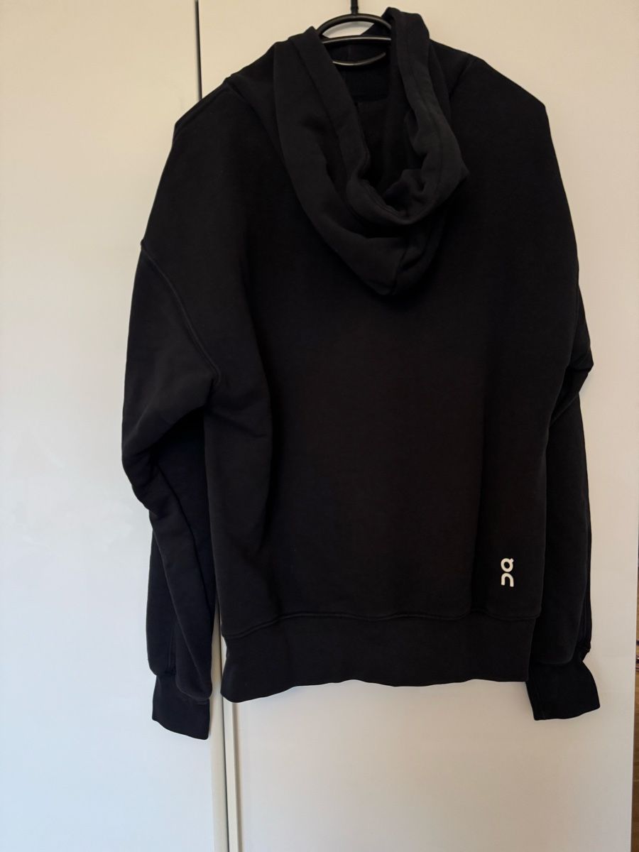 Pullover & Sweatshirts: On Running Kapuzenpullover schwaz S – Gebraucht aus Baar von sabrinas_welt 1