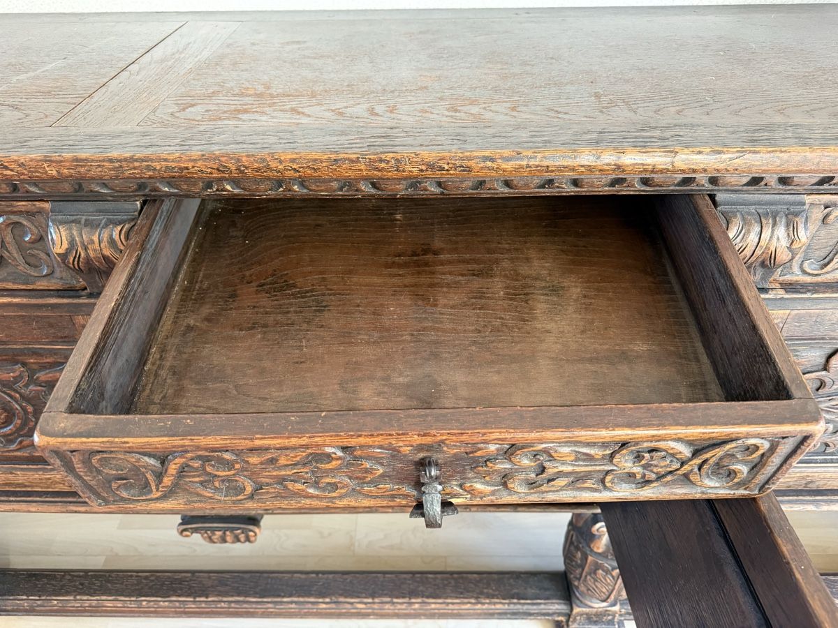Büffets: Antikes Sideboard aus Eiche im Tudor Stil – Gebraucht aus Binningen von Mbinc 5