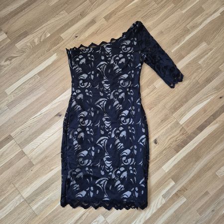 Robe épaule asymétrique en dentelle noire