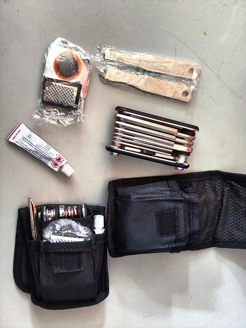 Tutti gli attrezzi: Multi-tool Bicycle Repair Kit with Tire Levers Glue – Nuovo (secondo la descrizione) da Grindelwald venduto da vla_z6zz 2
