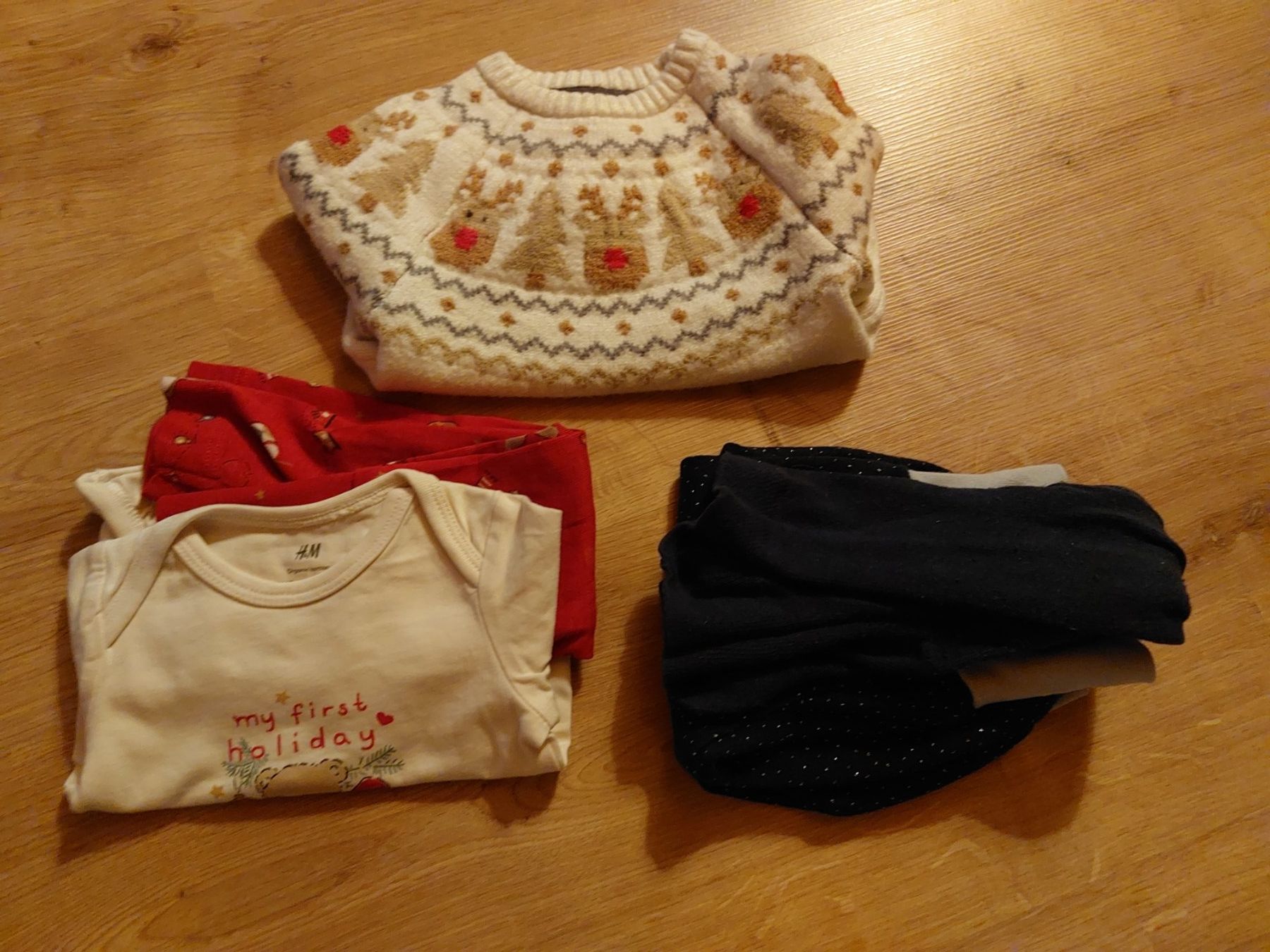 Kleiderpakete & -sets: Winter Kleiderpaket Gr 62/68 Weihnachten Pullover, Body, ... – Gebraucht aus Büttikon AG von lca_v7pb