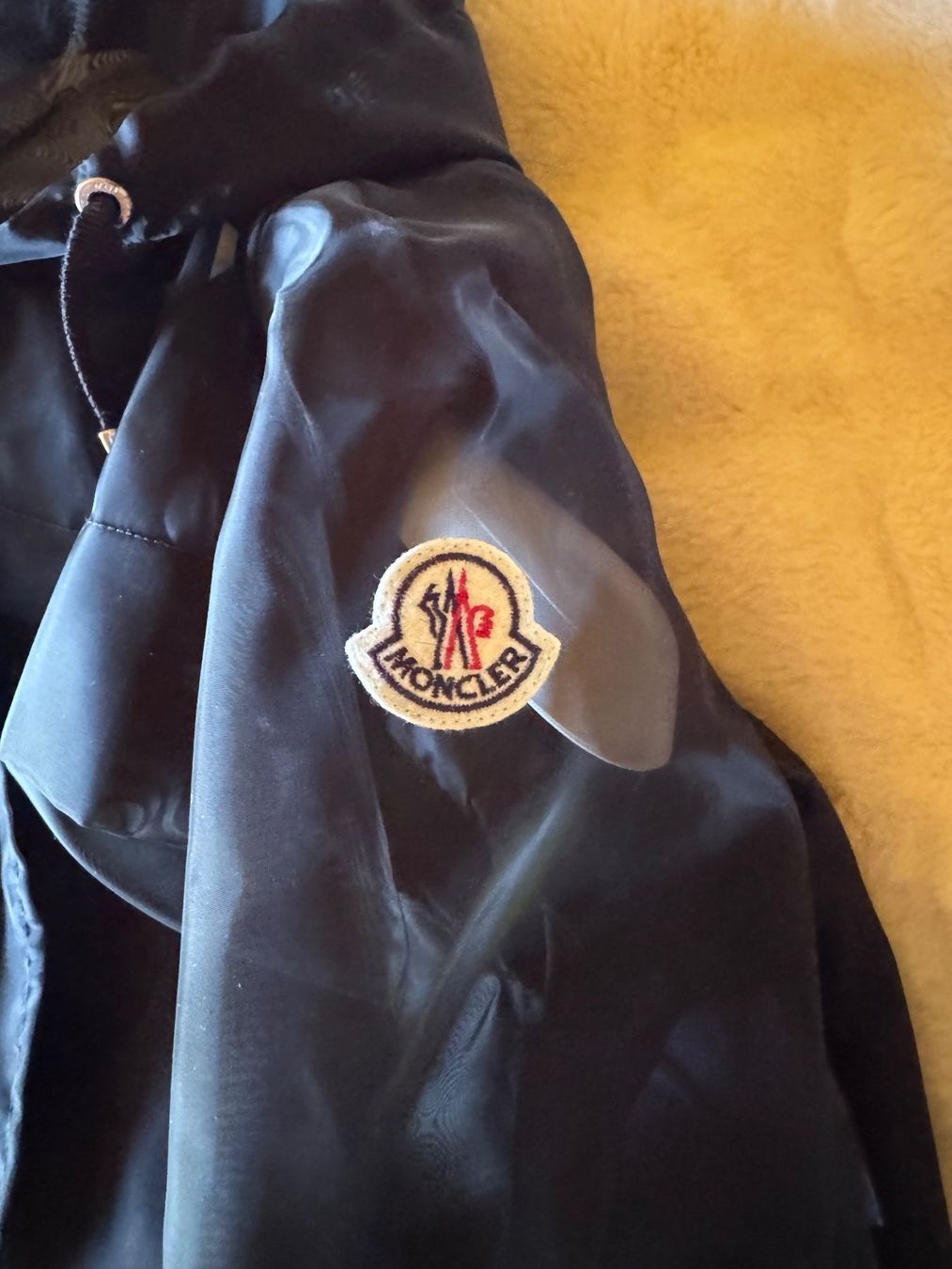 Moncler Giacche: Moncler Doumerc White Logo Hooded Jacket – Usato da Grund b. Gstaad venduto da ReLuxe 4
