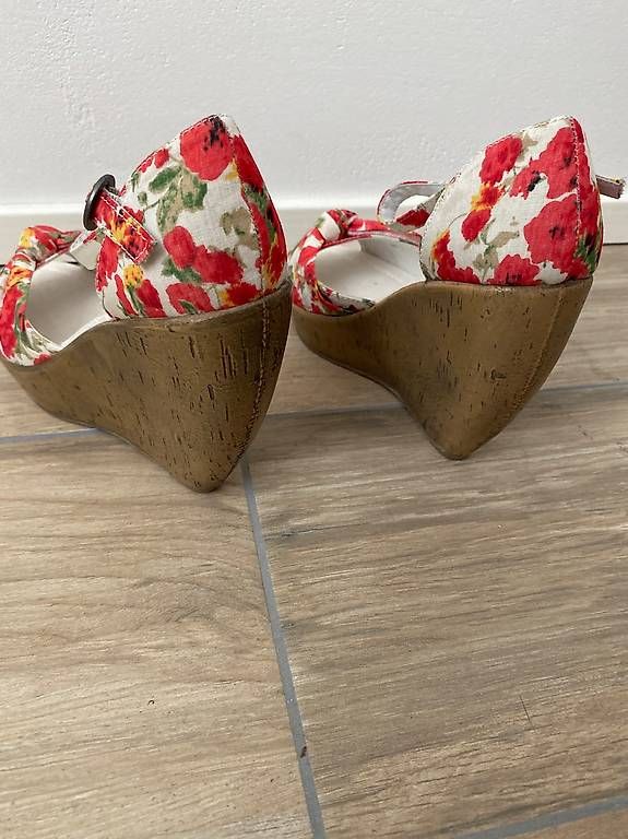 Chaussures femmes: Sandalen mit Keilabsatz & Blumenmunster Gr. 39 – D'occasion à Hausen AG par corinne_g 1
