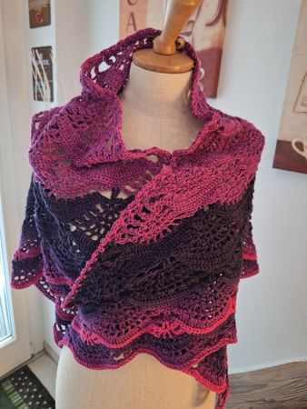 Gehäkelte Stola, neu, Farbverlauf Lila-Pink, warm