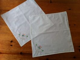 2 Deckeli mit Lochstickerei 40x40cm
