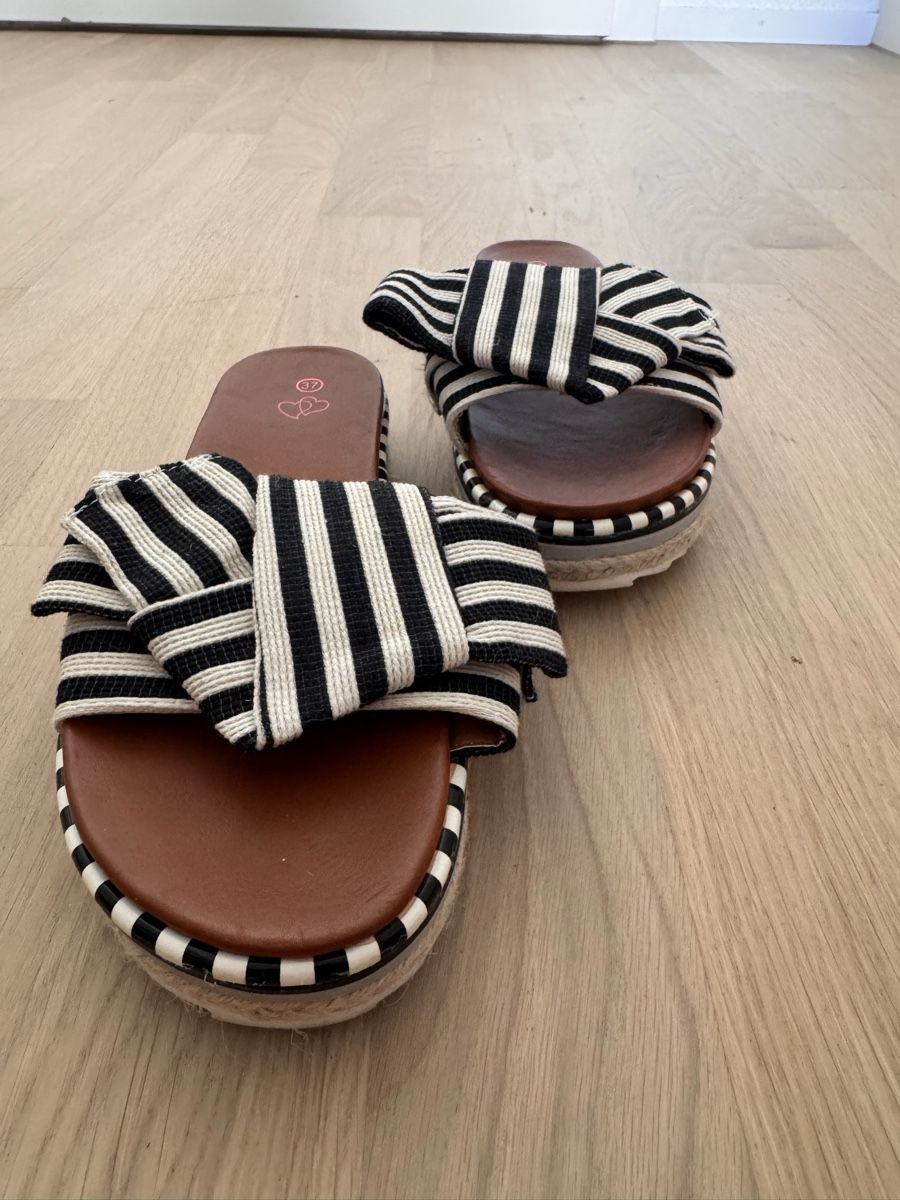 Chaussures femmes: Sandals platform size 37 striped bow – D'occasion à Dübendorf par ClaraS. 1