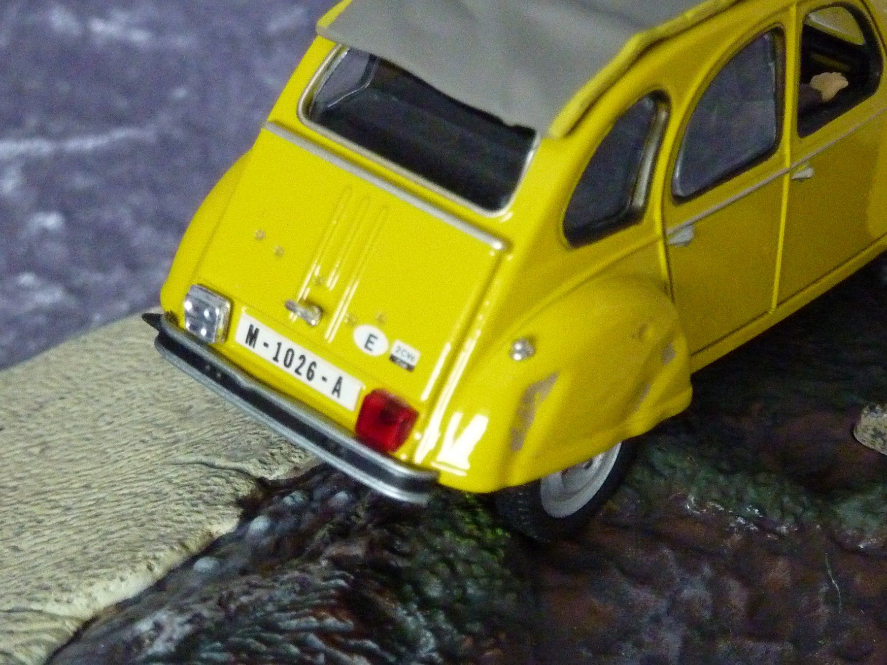 Citroën Modellini d'auto: Citroen 2CV Döschwo James Bond 1:43 – Nuovo (secondo la descrizione) da Dürrenäsch venduto da modellautos4you 7