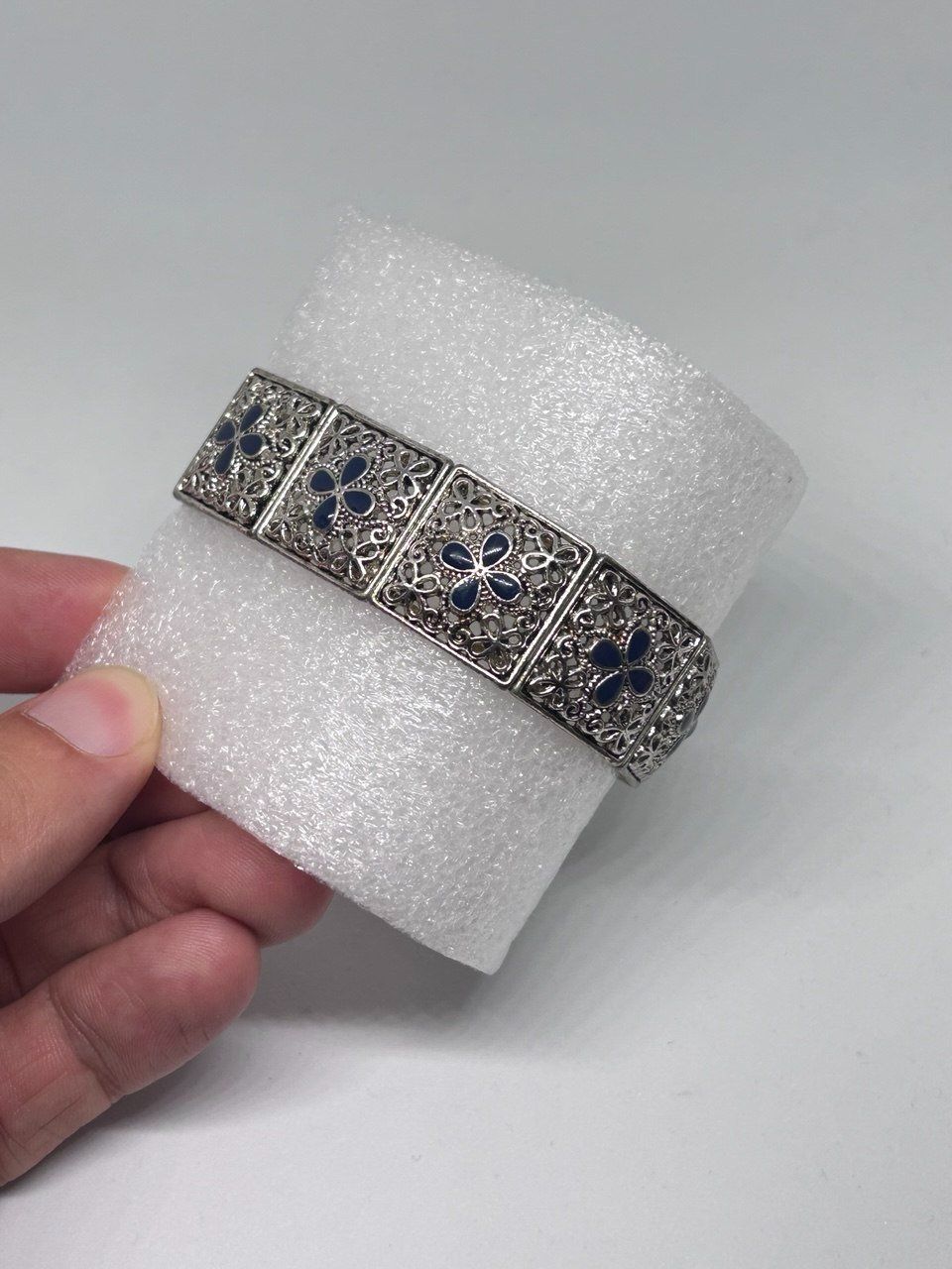 Bracciali & Braccialetti: Bracciale elastico di bigiotteria a placche argentate – Usato da Giubiasco venduto da LorisVale 5
