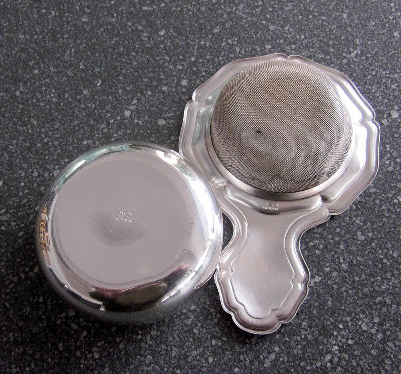 Sigg Elettrodomestici da cucina: SIGG Teebeutelhalter/Teesieb, Tropfschale, Metall versilbert – Usato da Bischofszell venduto da raika 7