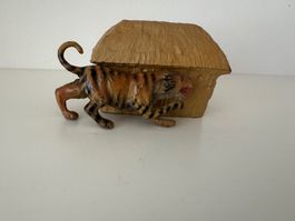 Strohhütte & "Tiger", uralt, aus Metall / antikes Spielzeug