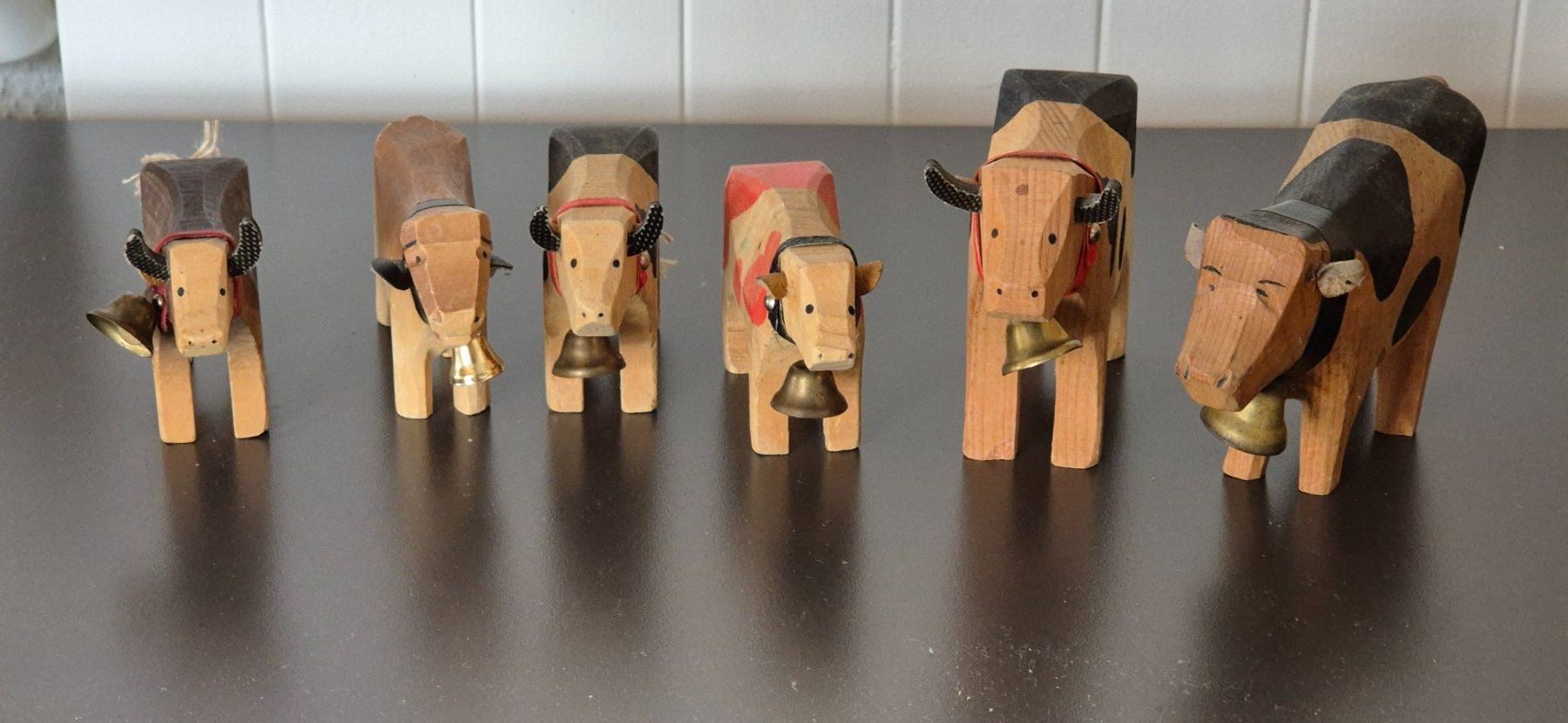 Figurines: 6 Holzfiguren Kühe mit Glocken – D'occasion à Weisslingen par ajnosa56 4