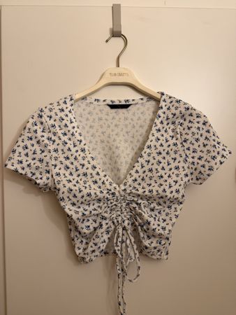 Schönes Crop Top mit Blumen