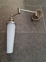 Antike Lampe mit Chromhalterung (verstellbar) mit Milchglas