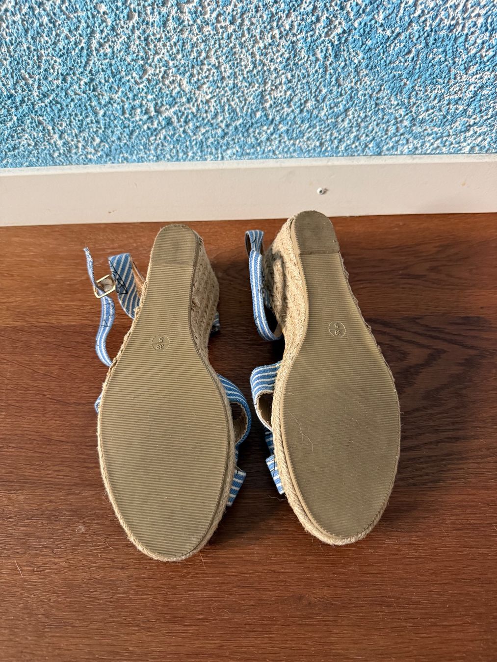 Scarpe da donna: Blau-weisse Keilsandalen Gr. 38 – Nuovo (secondo la descrizione) da Altendorf venduto da Ga04 1