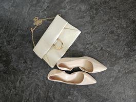 Catwalk Pumps und Tasche Set beige goldfarbenes Detail